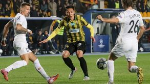 Jogadores disputam a bola durante o Kairat-Pafos 