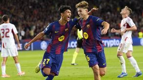 Jogadores do Barcelona celebram golo contra o Olympiacos