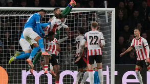Momento do jogo entre o Nápoles e o PSV
