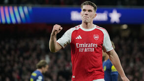 Gyökeres bisa pelo Arsenal na Champions em três minutos: os dois golos do sueco