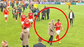 Assessor do Benfica pede a Otamendi para falar na flash e o capitão recusa