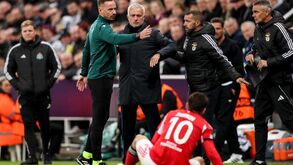 Quarto árbitro meteu ordem no banco do Benfica