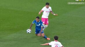 Árbitro assinala penálti contra o Sporting, vai ao VAR e... Marselha fica reduzido a 10 por simulação