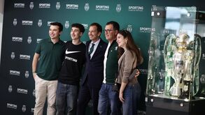 Frederico Varandas posa com família junto ao troféu de campeão nacional do Sporting