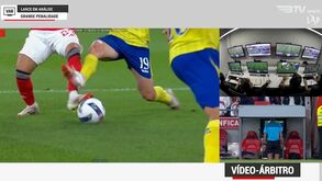 Prestianni cai na área, árbitro vai ao VAR e assinala novo penálti para o Benfica: o lance do 2-0