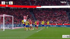Tremenda impulsão de Otamendi: Benfica chega ao 3-0 com um grande cabeceamento do argentino