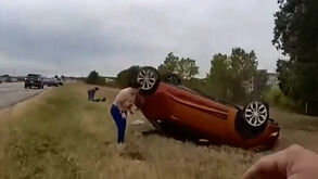 Bebé é resgatado debaixo de carro capotado no Texas