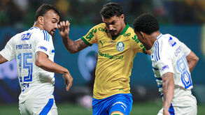 Palmeiras e Cruzeiro empatam em jogo marcado por arbitragem polémica