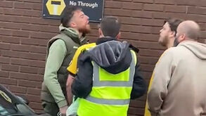 «Não estamos a jogar uma m...»: conversa entre José Sá e adeptos do Wolverhampton aquece