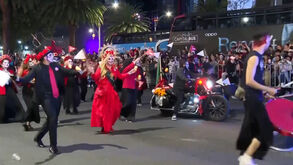 Música e animação marcam o desfile do 'Dia de los Muertos' celebrado no México