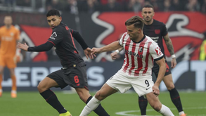 Ezequiel Fernández (à esquerda) e Lucas Hoeler (à direita) num jogo entre o Leverkusen e o Friburgo