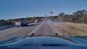 Pneu solta-se de camião e é projetado para o meio de uma autoestrada nos EUA