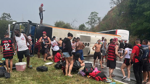 Autocarro que transportava adeptos do Flamengo despista-se e causa cerca de duas dezenas de feridos