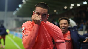 Deniz Gül beija o símbolo do FC Porto após garantir a vitória em Moreira de Cónegos