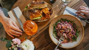Almoço com sanduíche, salada e bebida entre amigos