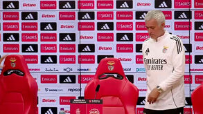 José Mourinho entra na sala de imprensa e atira: «Vocês já devem estar cansados de mim...»