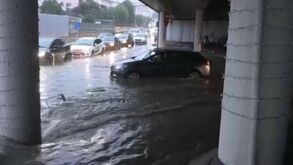 Condutores retirados de rotunda em Oeiras devido a inundação súbita provocada pela chuva