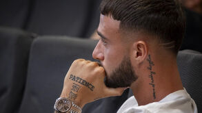 Zeno Debast ausente devido a lesão no joelho sofrida frente ao Marselha