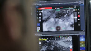 Forças ucranianas recorrem a drones aéreos e terrestres na luta contra a invasão russa no Donbass