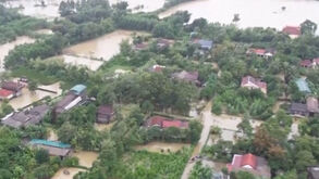Casas parcialmente submersas e pontes colapsadas: mau tempo abala Vietname