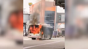 Imagens mostram autocarro em chamas em aeroporto na Índia