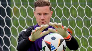 Ter Stegen, alvo do Chelsea, regressa em dezembro