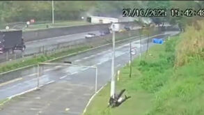 Imagens de videovigilância mostram momento em que autocarro com adeptos do Flamengo tomba na autoestrada