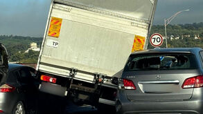 Imagens mostram aparato na Ponte 25 de Abril após colisão entre três carros e camião