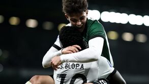 Flávio Gonçalves a festejar com Salvador Blopa