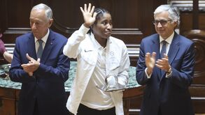 Cindy Ngamba com Marcelo e Aguiar-Branco