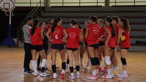 Equipa de voleibol reunida com treinadores para definir estratégia