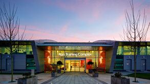 Adepto invade o centro de treinos Carrington