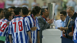 Mourinho e jogadores do FC Porto celebram a conquista da Taça UEFA em Sevilha, frente ao Celtic.