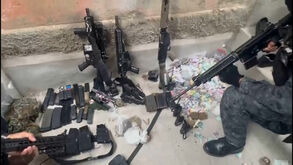 Vídeo mostra material apreendido em megaoperação da polícia contra o Comando Vermelho no Rio de Janeiro