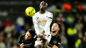 Momento do jogo entre o Swansea e o Manchester City