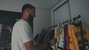 Debast, protagonista na rubrica do Sporting 'Um dia com', exibiu coleção de camisolas em casa