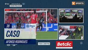Árbitro foi ao VAR confirmar penálti para o Benfica e Otamendi não falhou na cobrança