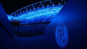 Estádio do Futebol Clube do Porto iluminado a azul
