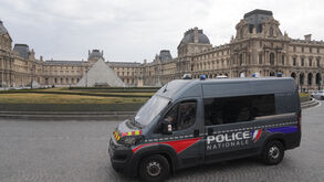 Transferência de joias do Louvre para o Banco de França, escoltada pela polícia