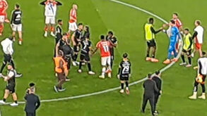 As imagens de Lukebakio no fim do jogo com o Tondela: belga saiu a coxear e com as pernas ligadas