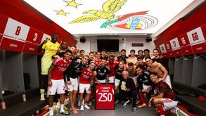 Otamendi homenageado no balneário do Benfica após 250 jogos