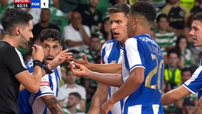 Em causa o arremesso de isqueiros para o relvado, aquando da comemoração dos golos portistas