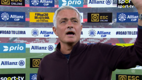 «Bebe água, meu»: a reação de Mourinho a adepto que gritava o seu nome no final do Benfica-Tondela