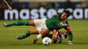 Disputa de bola entre jogadores do Palmeiras e LDU Quito nas meias-finais