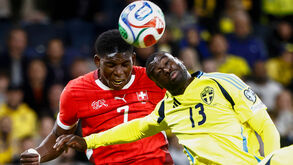 Breel Embolo, da Suíça, e Ken Sema, da Suécia