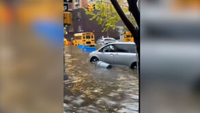 Água pelo joelho e 'cascata' no metro: chuva intensa deixa várias zonas de Nova Iorque inundadas