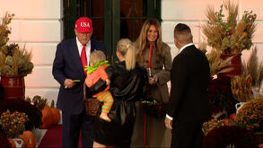 Trump e Melania distribuem doces às crianças durante celebração de Halloween na Casa Branca