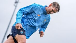 De Jong dá o litro no reencontro com a bola no relvado