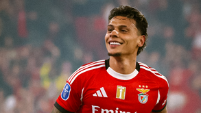 Richard Ríos celebra com os adeptos após assistência para Lukebakio