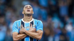 Carlos Vinícius regressou ao Brasil para representar o Grémio